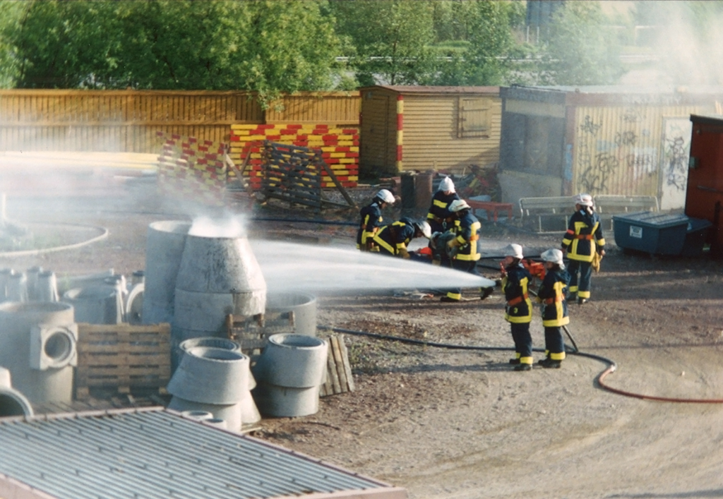 Palokunnan 90-luvulla hankkimia Bristol-merkkisiä sammutusasuja harjoituksessa.